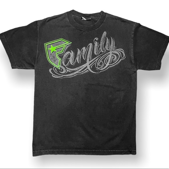 Medium Y2K Famous Stars And Straps “Family” Graphic Tee - Picture 1 of 3